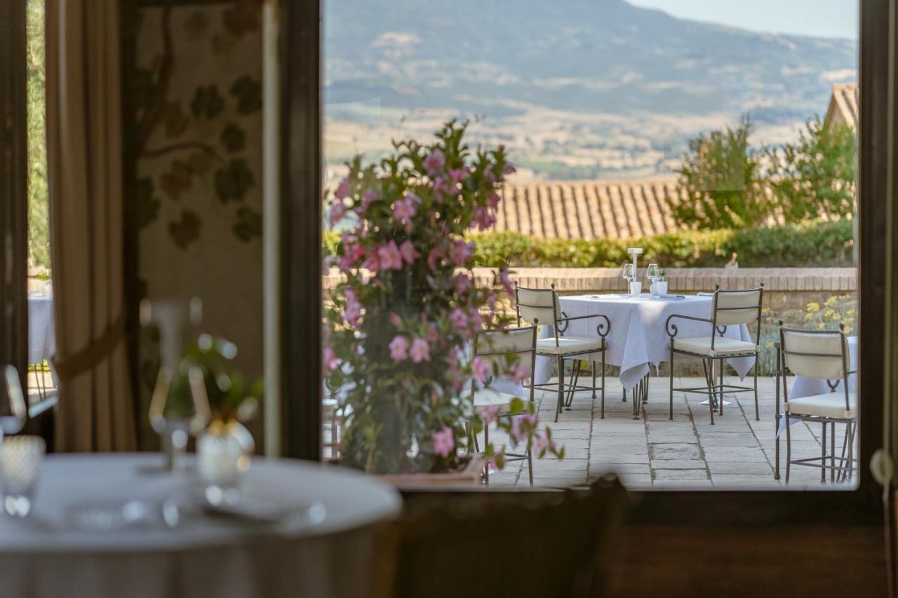 Castello Banfi - Il Borgo - Relais Et Chateaux Poggio alle Mura Exteriör bild