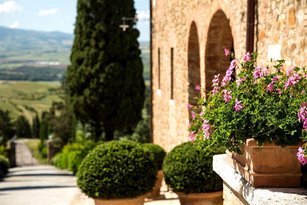Castello Banfi - Il Borgo - Relais Et Chateaux Poggio alle Mura Exteriör bild