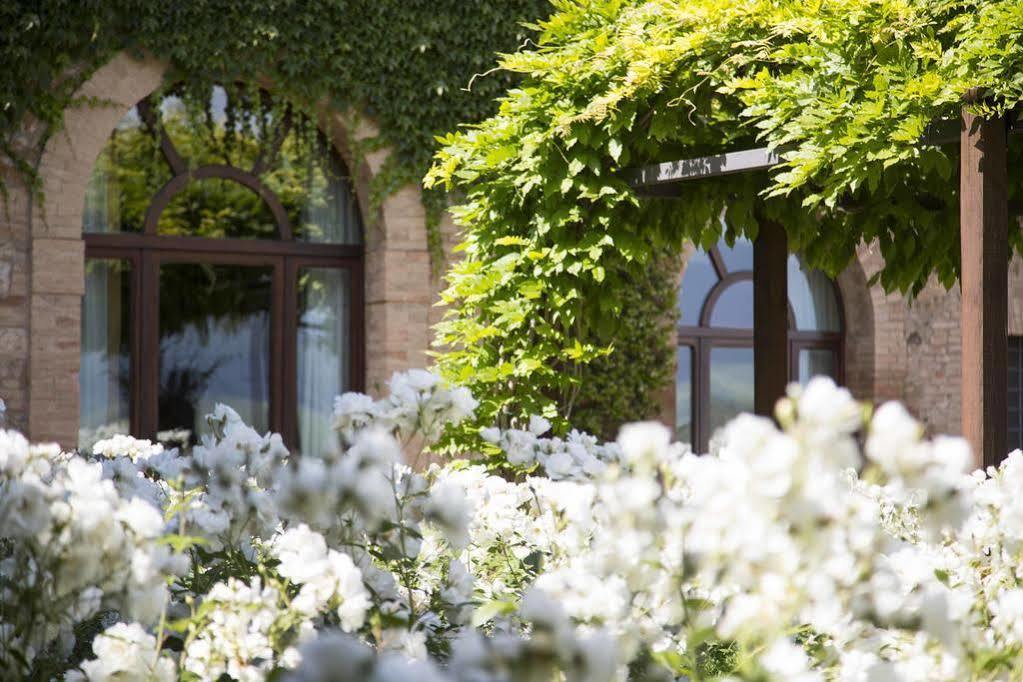 Castello Banfi - Il Borgo - Relais Et Chateaux Poggio alle Mura Exteriör bild